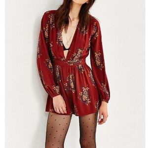 UO ECOTE Charlotte Plunging V neck Floral Boho Romper.‎ S